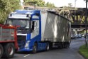 LKW blieb unter Bruecke haengen Koeln Ehrenfeld Innere Kanalstr Hornstr P509